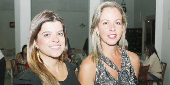 Ana Paula Elias e Yara Ferreira em barzinho da cidade noite dessas